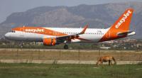 Eine Easyjet-Maschine landet am Flughafen von Palma de Mallorca.
