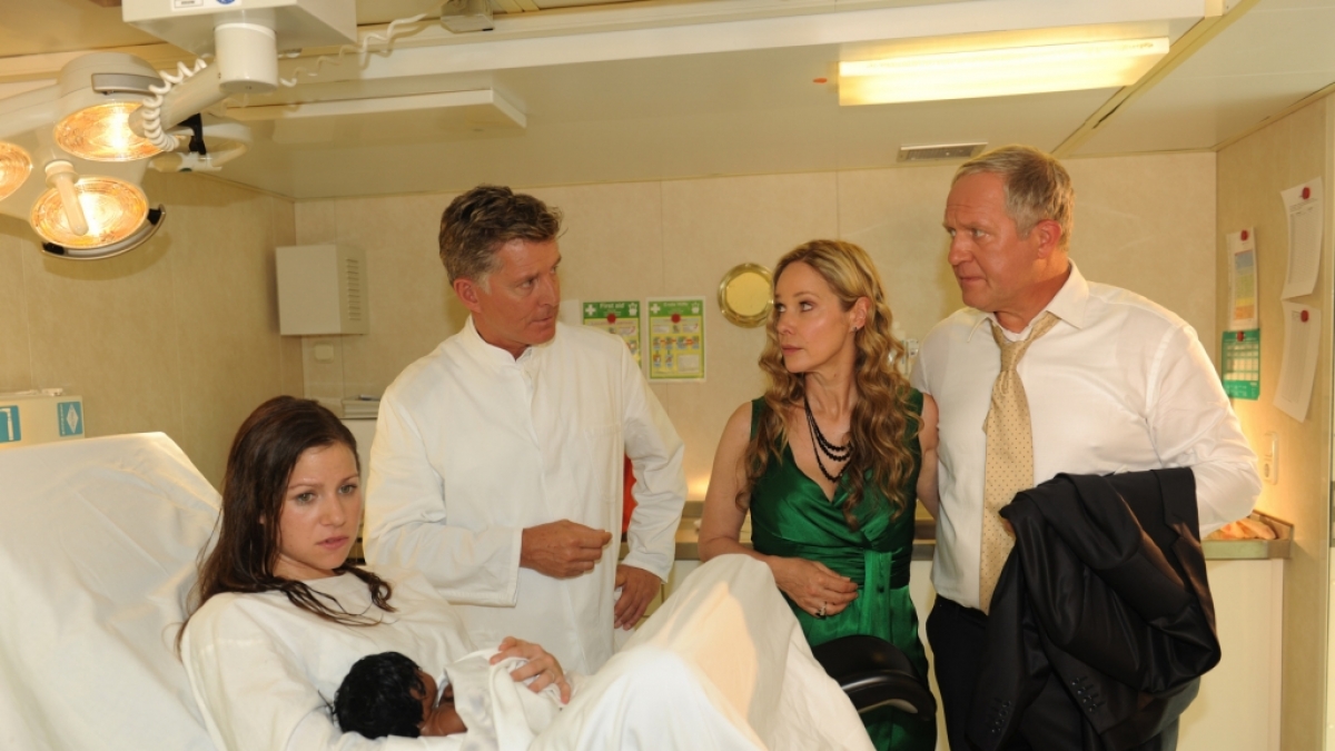 Die Familie ist geschockt: Lucie hat zwar ein gesundes M&auml;dchen auf die Welt gebracht, aber es ist dunkelh&auml;utig. (v. li. n. re. Katrin He&szlig;, Nick Wilder, Ann-Kathrin Kramer, Harald Krassnitzer) (Foto)