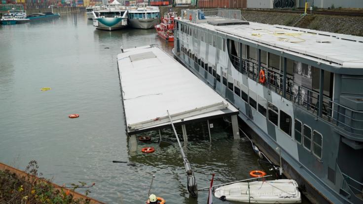 Auf dem Rhein ist ein Partyschiff gesunken.