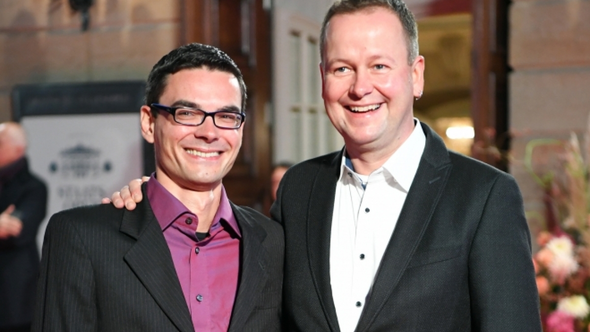 Der Berliner Kultursenator Klaus Lederer mit seinem Mann Oskar. (Foto)