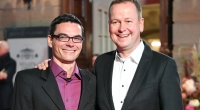 Der Berliner Kultursenator Klaus Lederer mit seinem Mann Oskar.