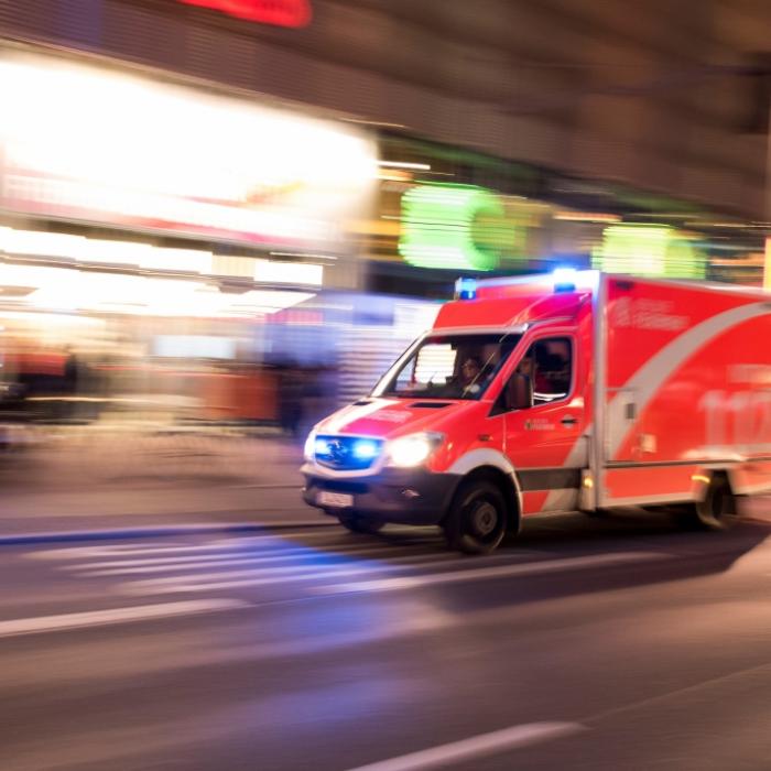 Zwischen Auto und Lkw eingeklemmt - Junge (8) gestorben