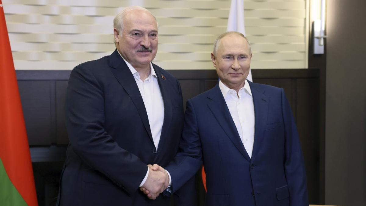 Beim Treffen mit Belarus-Diktator Alexander Lukaschenko (l.) vor wenigen Tagen war noch nichts von dem mysteri&ouml;sen Fleck auf Putins Stirn zu sehen. (Foto)