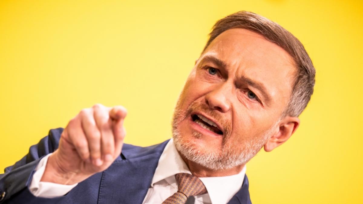 Christian Lindner schlie&szlig;t eine k&uuml;nftige Zusammenarbeit mit den Gr&uuml;nen in jeglicher Form aus. Das erkl&auml;rte er unl&auml;ngst beim au&szlig;erordentlichen Bundesparteitag der FDP vor der Bundestagswahl. (Foto)