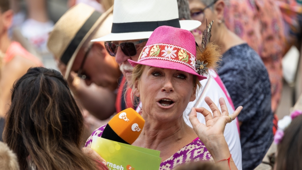 Moderatorin Andrea Kiewel schlenderte am Sonntag mit extrem viel guter Laune &uuml;ber den Flohmarkt im "ZDF Fernsehgarten". (Foto)