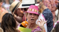 Moderatorin Andrea Kiewel schlenderte am Sonntag mit extrem viel guter Laune über den Flohmarkt im 