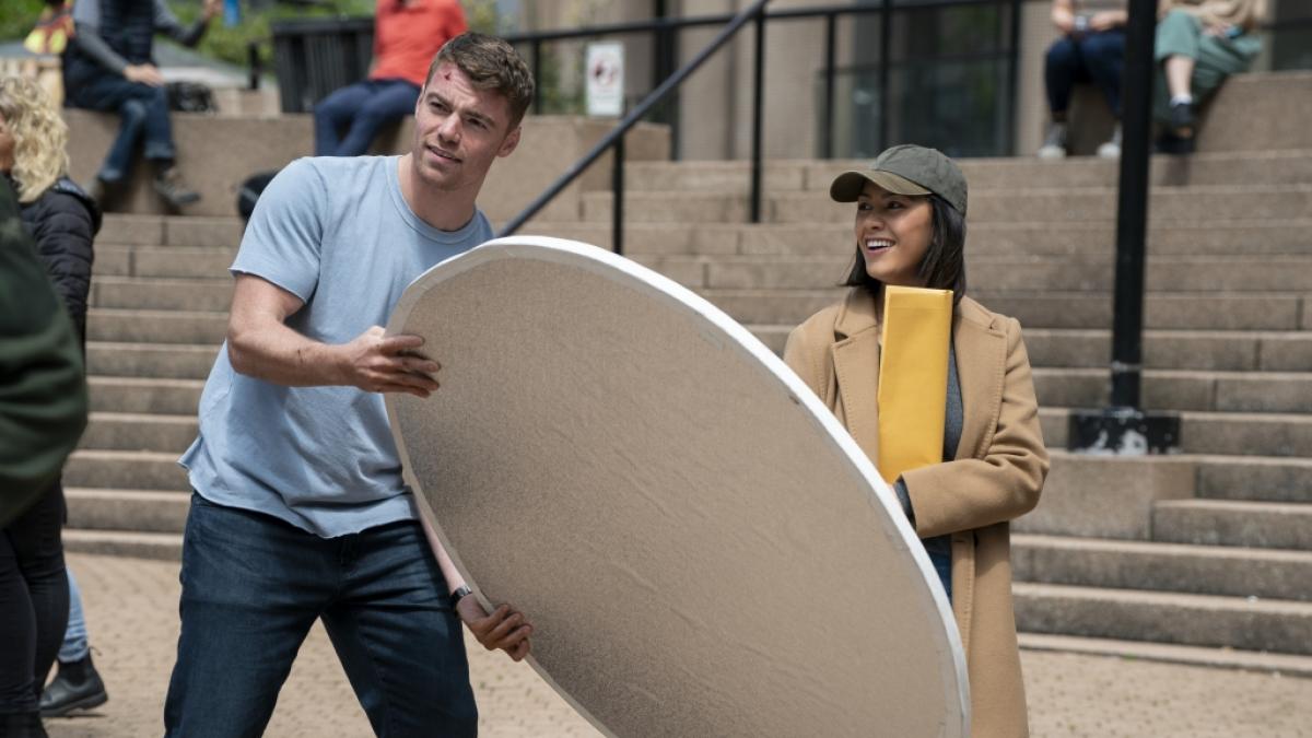 Gabriel Basso und Serien-Kollegin Luciane Buchanan w&auml;hrend der Dreharbeiten zu "The Night Agent". (Foto)