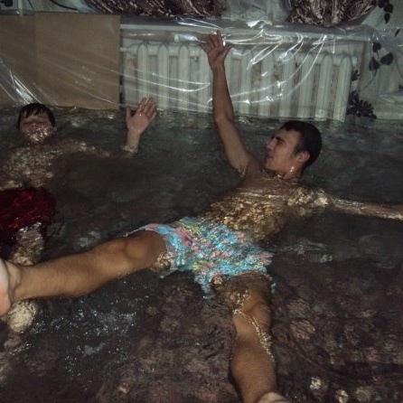 Wie diese Teenies einen Pool in ihr Wohnzimmer bauen, glauben Sie nicht!