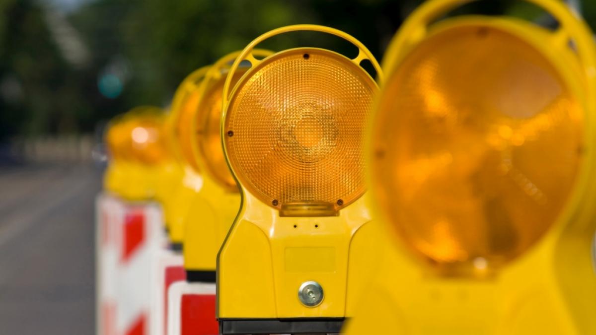 Warnbaken mit Signalleuchten zieren das Bild vieler St&auml;dte und Autobahnen. Vielerorts wird gebaut und erneuert, was Einschr&auml;nkungen im Stra&szlig;enverkehr mit sich bringt. (Symbolbild) (Foto)
