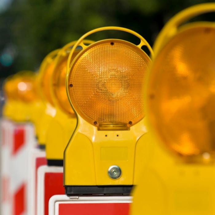 Warnbaken mit Signalleuchten zieren das Bild vieler Städte und Autobahnen. Vielerorts wird gebaut und erneuert, was Einschränkungen im Straßenverkehr mit sich bringt. (Symbolbild)