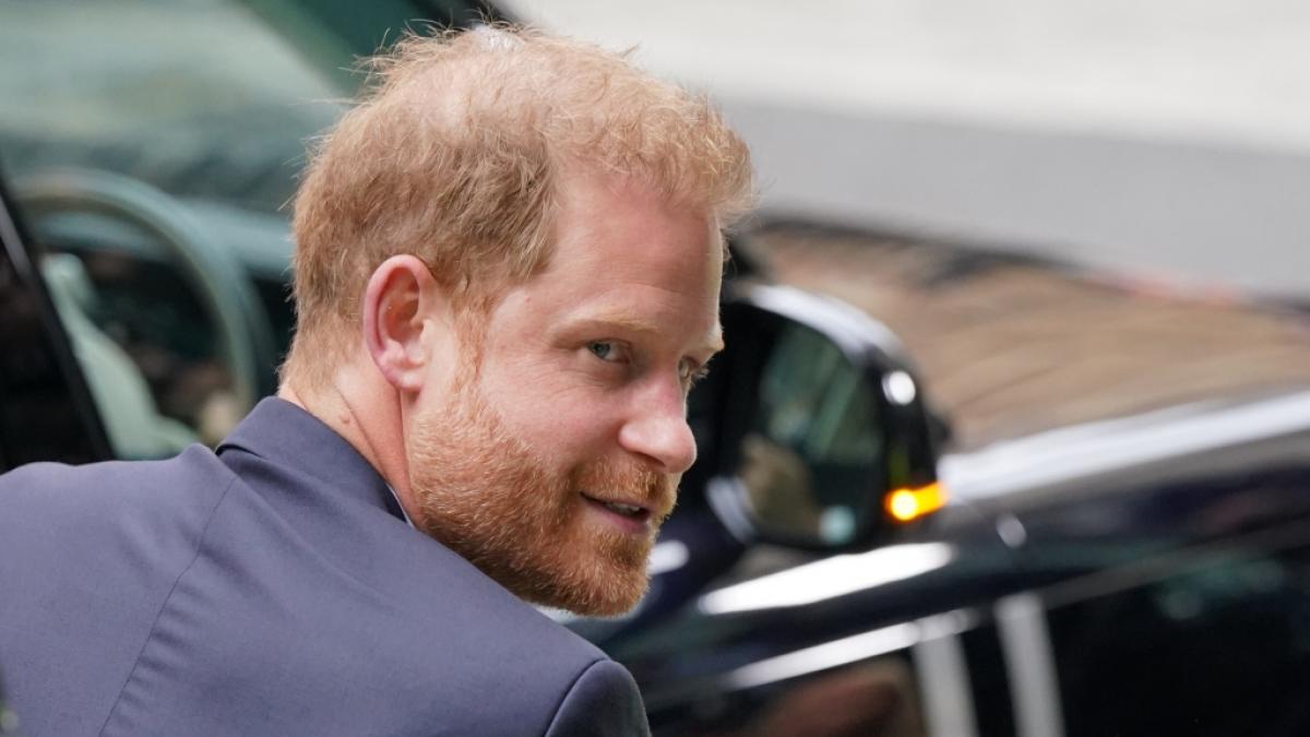 Wie er's auch dreht und wendet, Prinz Harry kommt in keiner Beliebtheitsumfrage mehr auf einen gr&uuml;nen Zweig - ganz im Gegensatz zu seinem &auml;lteren Bruder Prinz William. (Foto)