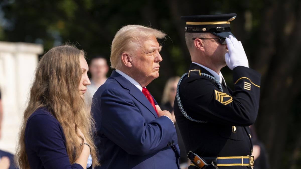 Donald Trump (Mitte) besuchte den Nationalfriedhof Arlington, auf dem get&ouml;tete US-Soldaten begraben sind. Links neben ihm steht Misty Fuoco, Schwester der in Afghanistan ums Leben gekommenen Amerikanerin Nicole Gee. (Foto)