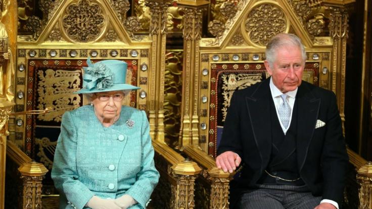 Prinz Charles (rechts) begleitete Queen Elizabeth II. zur Wiedereröffnung des britischen Parlaments.
