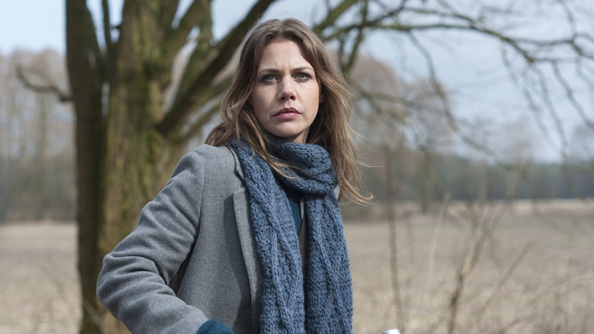 Zwei Jahre nach der Bluttat im Nebelhaus macht sich Doro (Felicitas Woll) am Tatort selbst ein Bild. Sie begibt sich auf Spurensuche, um die Geschehnisse wom&ouml;glich in ein neues Licht zu r&uuml;cken. (Foto)