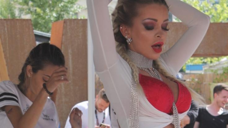 Katja Krasavice performt ihren Song