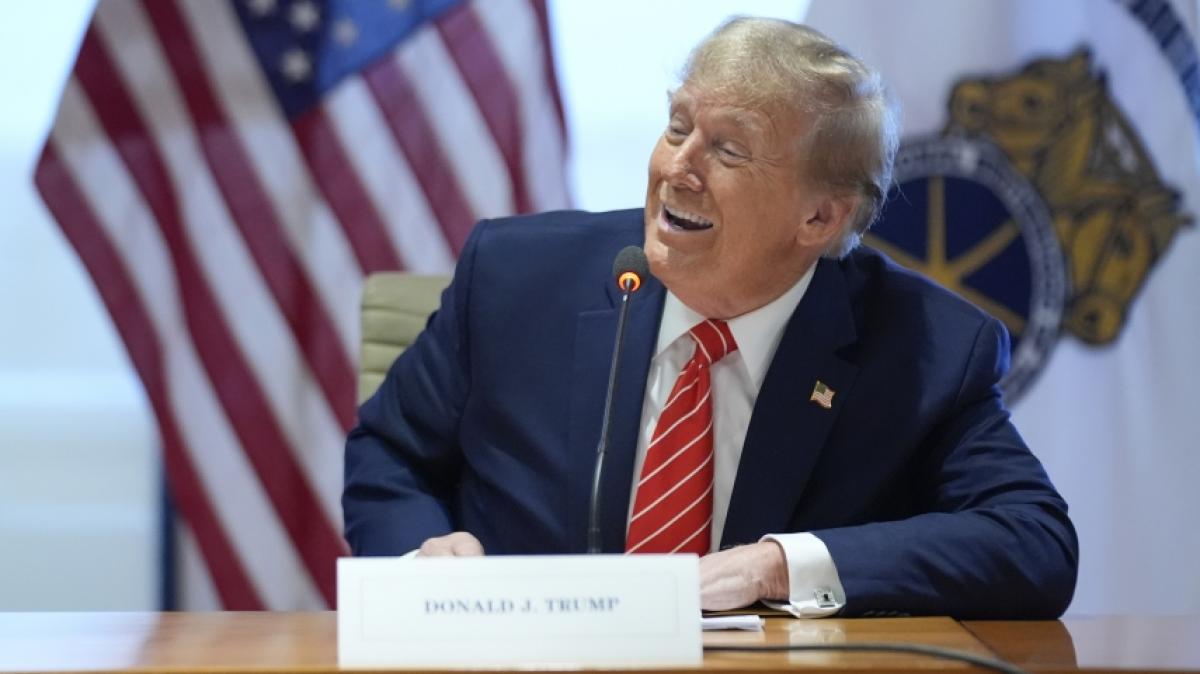 Donald Trump scherzt &uuml;ber seine vermeintliche &Auml;hnlichkeit zu Elvis Presley. (Foto)