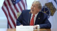 Donald Trump scherzt über seine vermeintliche Ähnlichkeit zu Elvis Presley.