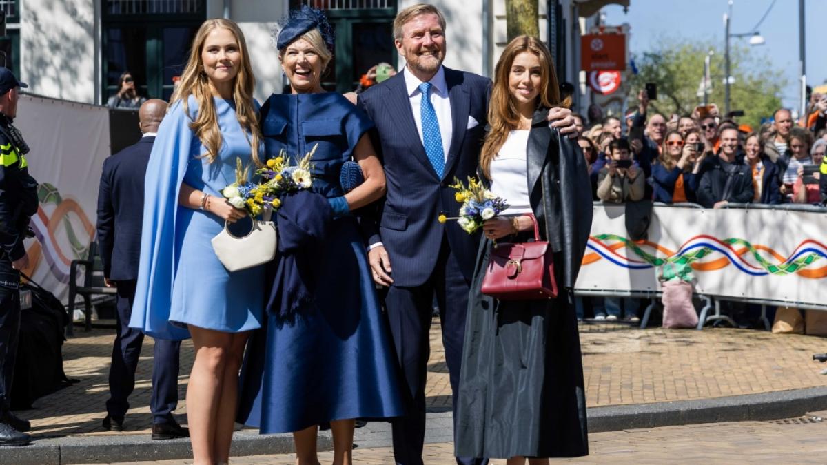 Eine schrecklich k&ouml;nigliche Familie: K&ouml;nigin Maxima und K&ouml;nig Willem-Alexander der Niederlande mit ihren beiden &auml;ltesten T&ouml;chtern, Prinzessin Amalia (li.) und Prinzessin Alexia. (Foto)