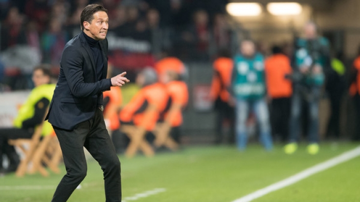 Leverkusen-Coach Roger Schmidt plagten vor dem Spiel gegen Augsburg ganz andere Sorgen. Angeblich soll an seinem Stuhl gesägt werden.