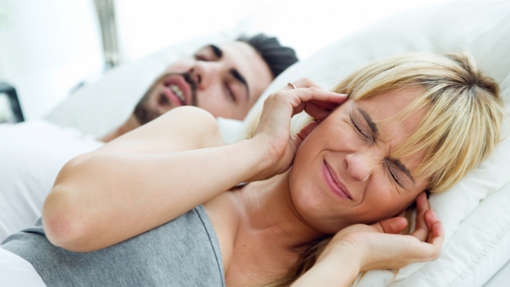 Bei Schnarchen gibt es oft nur eine Lösung für Paare: Getrennte Schlafzimmer!