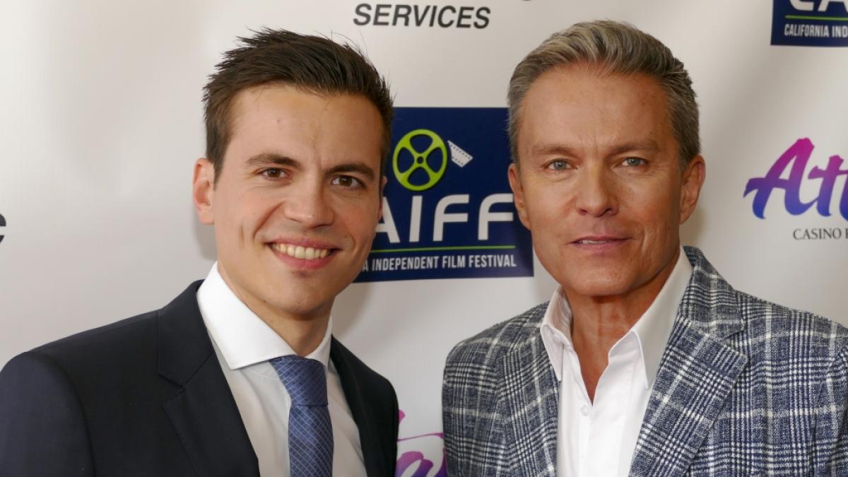 Alfons Haider zusammen mit Regisseur und Produzent&nbsp;Alexander Peter Lerchen (l), bei der Weltpremiere des Films "The Salzburg Story" im Kino. (Foto)