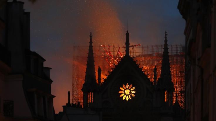 Am späten Montagabend loderten die Flammen über Notre-Dame noch immer.
