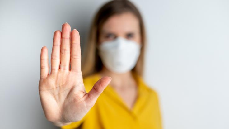 Auch Negativ-Getestete können andere mit dem Coronavirus anstecken.