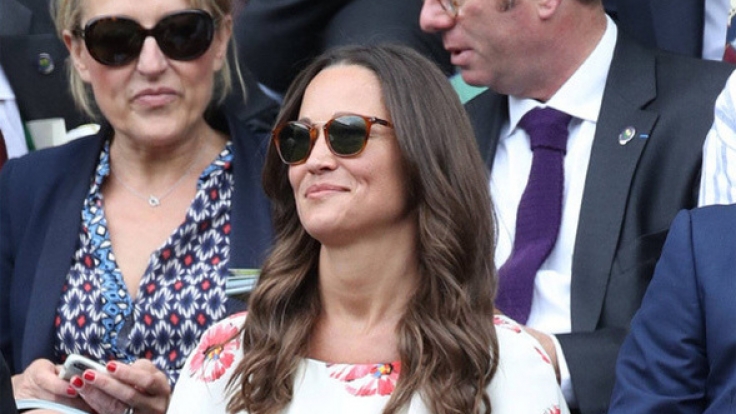 Pippa Middleton muss ständig an ihrem Kleid ziehen.