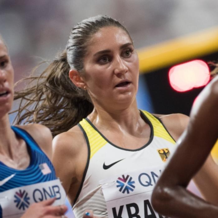 Für DIESES Leichtathletik-Ass ist kein Hindernis zu hoch