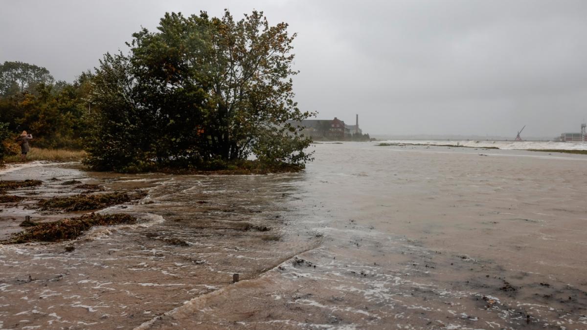 Blick auf den &uuml;berfluteten Ostseestrand in Flensburg. (Foto)