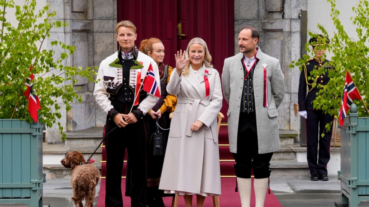 Mit einem Sauerstoffger&auml;t an der Nase und sichtbaren Atemproblemen trotzte Kronprinzessin Mette-Marit am norwegischen Nationalfeiertag ihrer schweren Lungenerkrankung. (Foto)