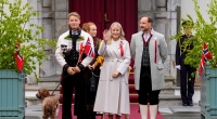 Mit einem Sauerstoffgerät an der Nase und sichtbaren Atemproblemen trotzte Kronprinzessin Mette-Marit am norwegischen Nationalfeiertag ihrer schweren Lungenerkrankung.