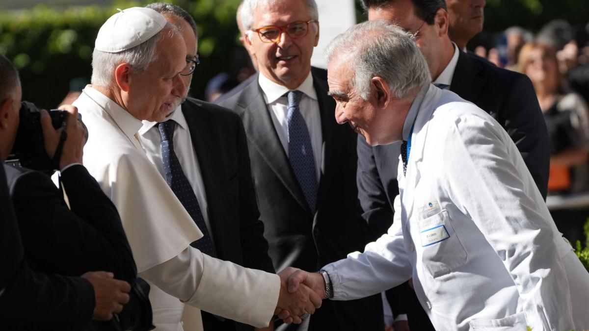Papst Leo erschien zu dem Eingriff in einem schwarzen Auto mit Polizeieskorte. Vor dem Krankenhaus wurde er von einem &Auml;rzteteam und auch zahlreichen Schaulustigen im Empfang genommen. (Foto)