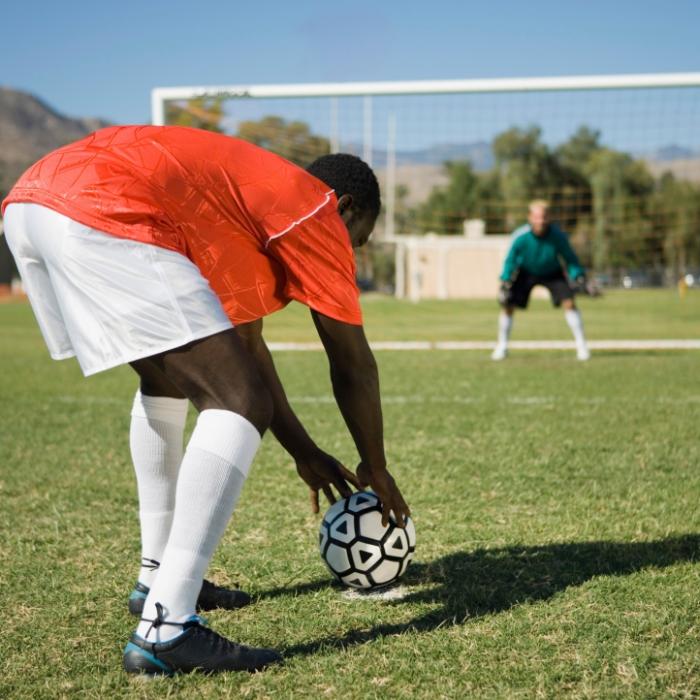 Todesursache unbekannt - Fußball-Star (26) kollabiert beim Freistoß und stirbt