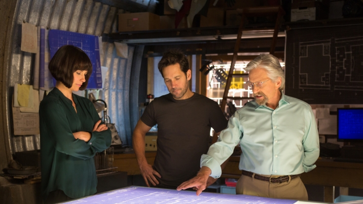 Hope van Dyne (Evangeline Lilly), Scott Lang (Paul Rudd) und Hank Pym (Michael Douglas) bei der Lagebesprechung.