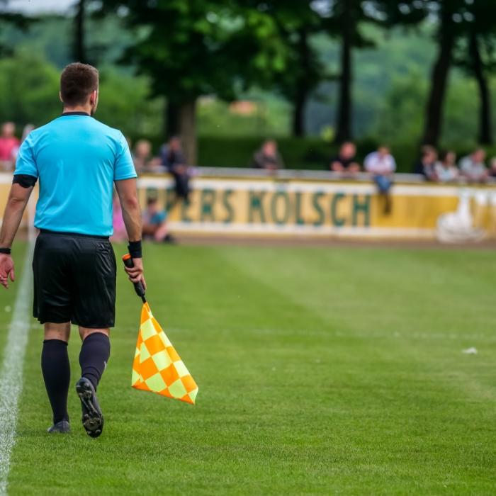 Zuschauer würgt Schiedsrichter (19) - Angreifer auf der Flucht