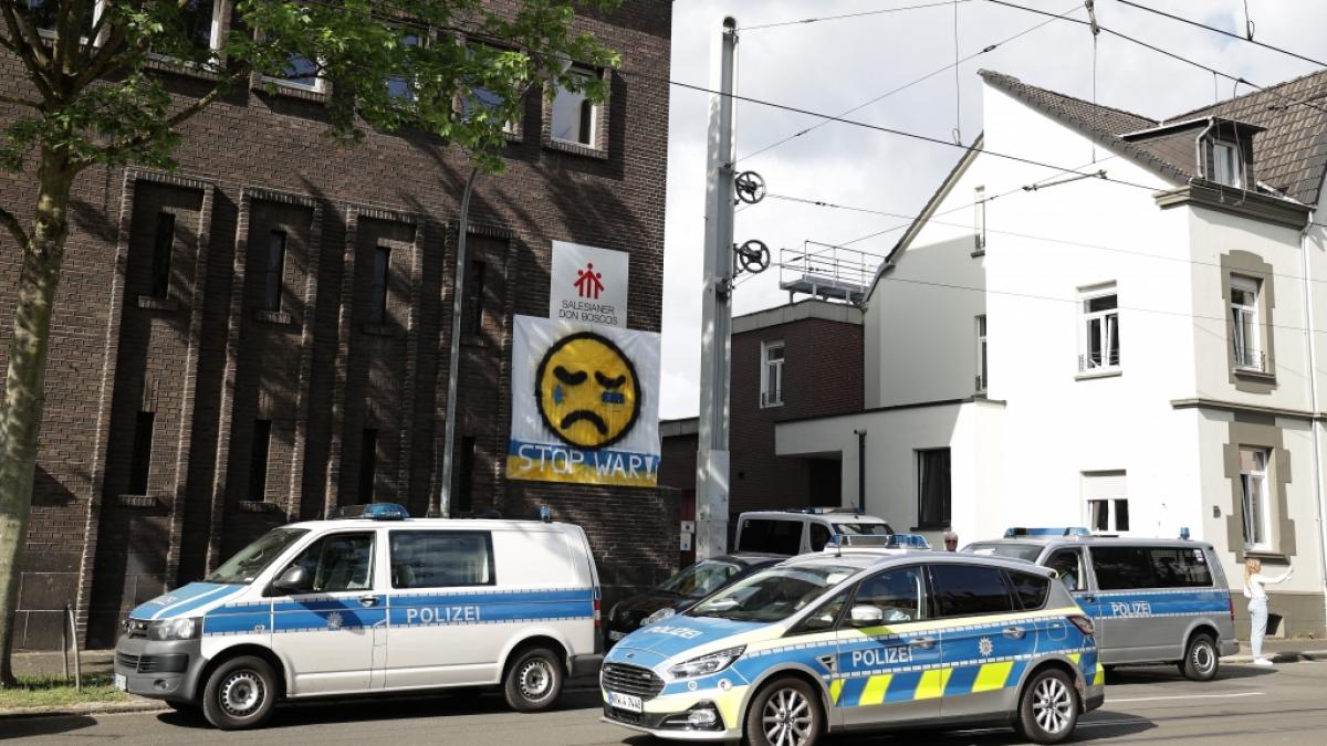 Polizeifahrzeuge stehen vor dem Don-Bosco-Gymnasium. (Foto)