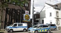 Polizeifahrzeuge stehen vor dem Don-Bosco-Gymnasium.