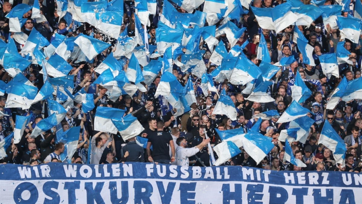 Fahnen und Konfetti fliegen in der Fankurve von Hertha BSC. (Symbolbild) (Foto)