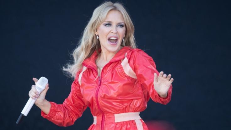 Kylie Minogue begeistert die Fans im knappen Minikleid.