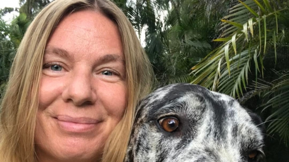 Manuela Reimann mit ihrem Hund Phoebie. (Foto)
