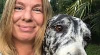 Manuela Reimann mit ihrem Hund Phoebie.