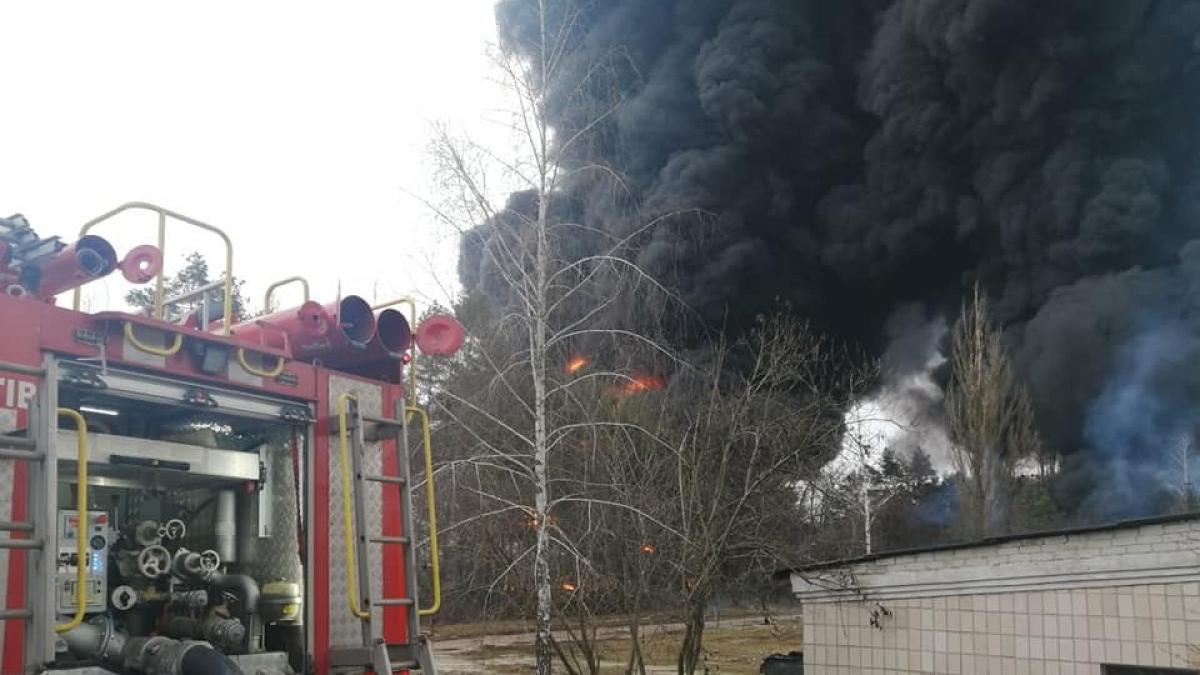 In&nbsp;Tschernihiw wurde eine Granate auf ein Diesellager geworfen. Bei&nbsp;einem Luftangriff auf die nordostukrainische Gro&szlig;stadt starben 33 Menschen. (Foto)