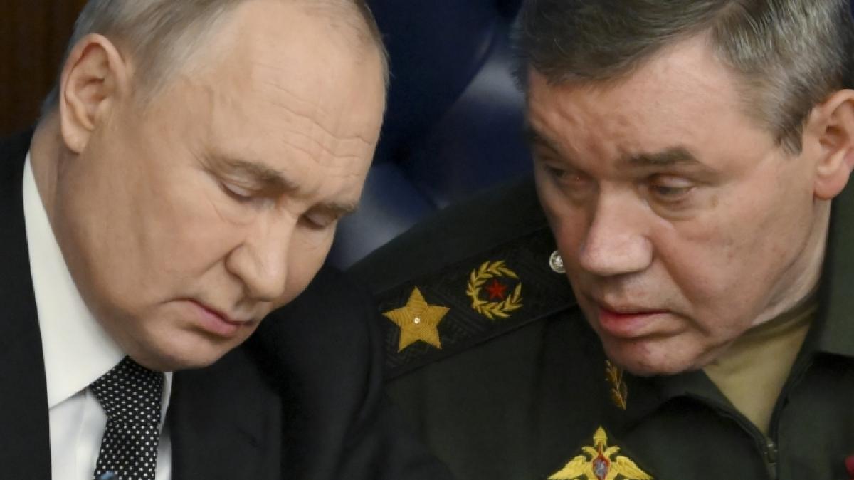Wladimir Putins (links) Schutz r&uuml;ckt nach einem Attentat auf seinen Atom-General in den Mittelpunkt. (Foto)