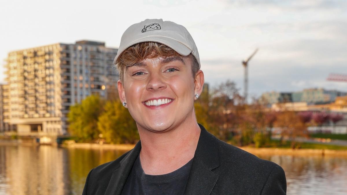Der Influencer Twenty4Tim hei&szlig;t mit b&uuml;rgerlichem Namen Tim Maximilian Kampmann. (Foto)