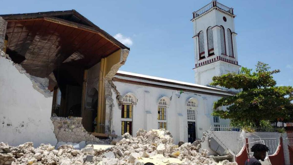 Die Herz-Jesu-Kirche ist nach einem Erdbeben besch&auml;digt. (Foto)