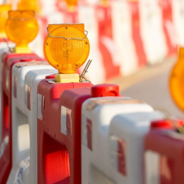 Baustellen und Absperrungen der Straßen gehören vielerorts zum Stadtbild. (Symbolbild)