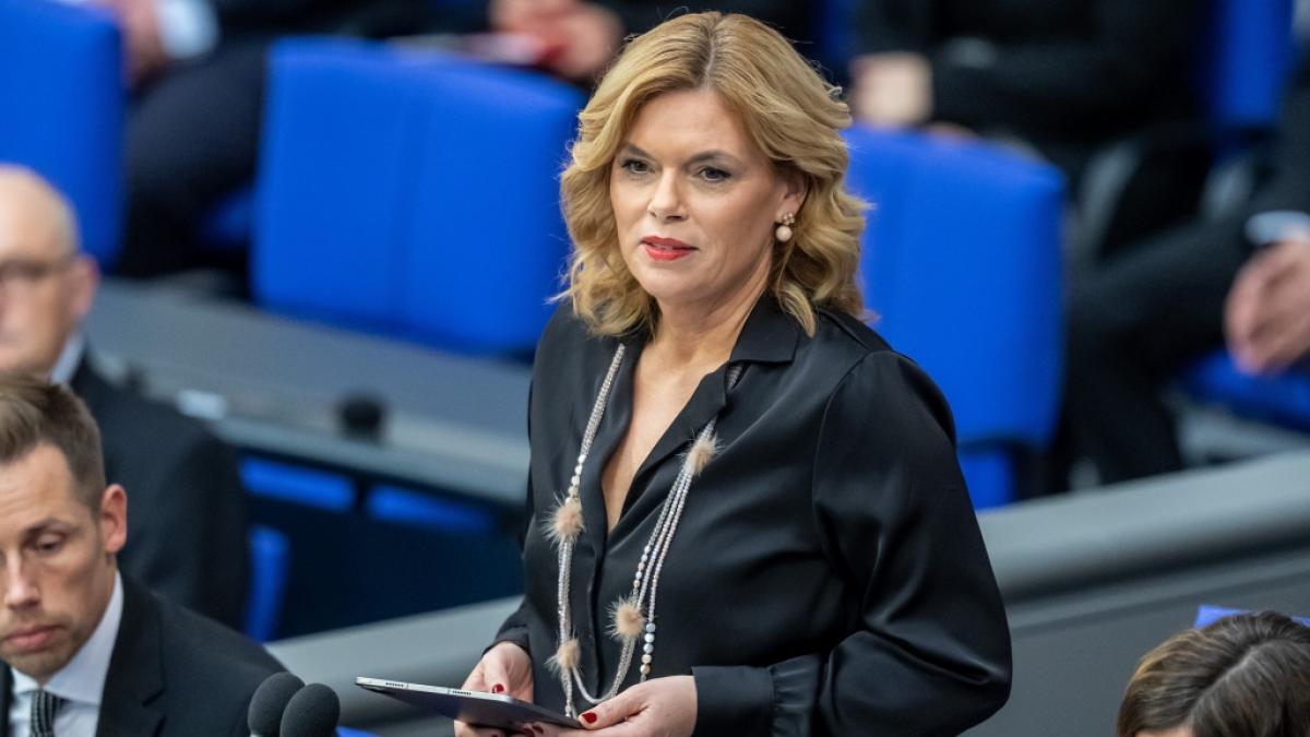 Julia Kl&ouml;ckner (CDU), Bundestagspr&auml;sidentin, spricht im Plenum des Bundestags (Archivbild). (Foto)