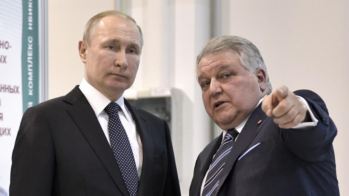 Michael Kowaltschuk (r.) r&auml;t seinem Freund Wladimir Putin zu Atomwaffentests auf Nowaja Semlja im Nordpolarmeer. (Foto)