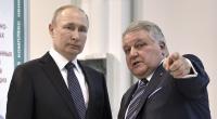 Michael Kowaltschuk (r.) rät seinem Freund Wladimir Putin zu Atomwaffentests auf Nowaja Semlja im Nordpolarmeer.